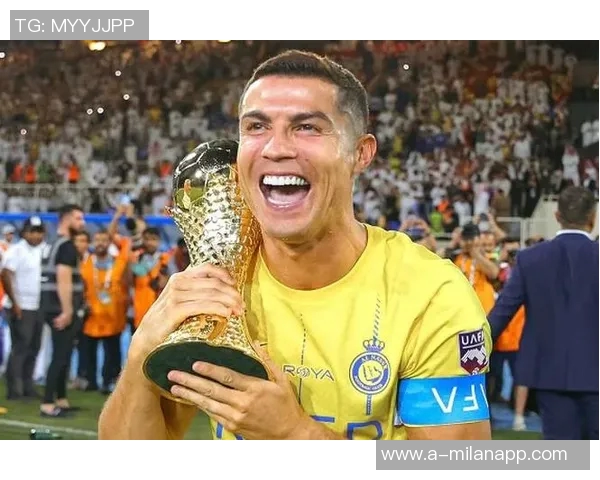 C罗分享最佳中东球员奖杯照感谢所有支持者的陪伴与鼓励